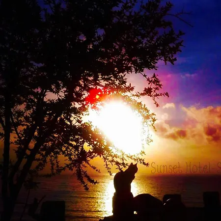 Sunset 2* Лефкос-Карпату